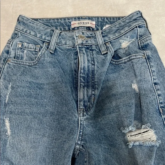 Guess 90s Style Mom High Rise Distressed Jeans Size 24 Light Wash - Picture 2 of 9